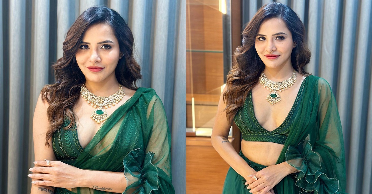 ashu-reddys-latest-saree-photos-are-going-viral