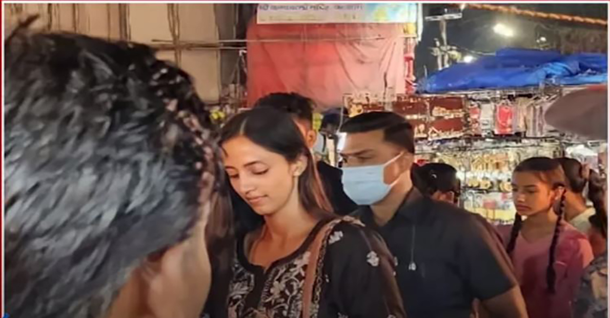 jr-ntr-wife-lakshmi-pranathi-shopping-at-charminar-night-bazaar