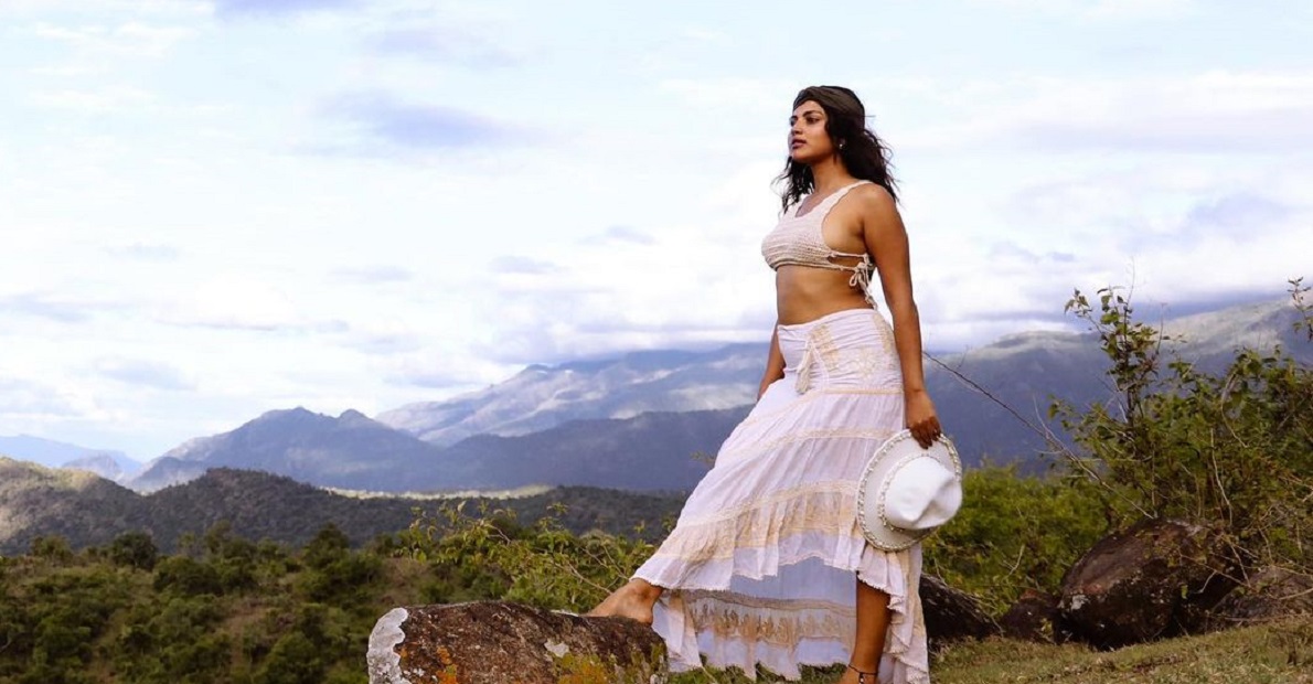 actress-amala-paul-shows-everything-but-there-is-no-one-to-watch-her-latest-photos-trending