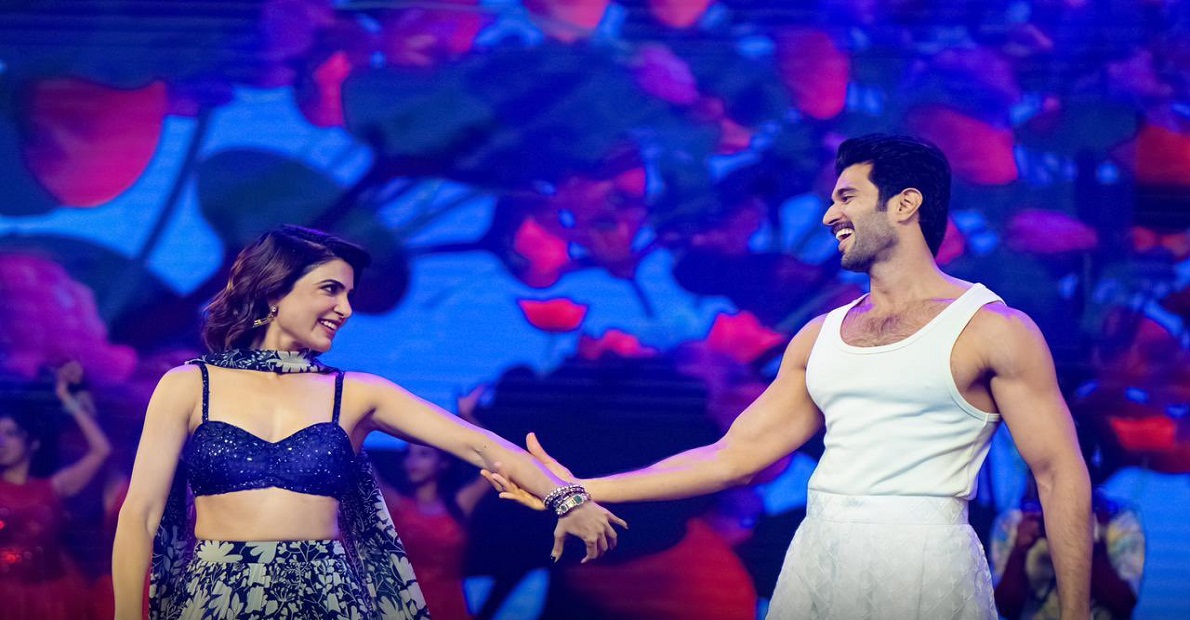 vijaysam-vijay-deverakonda-and-samantha-romanced-on-public-stage