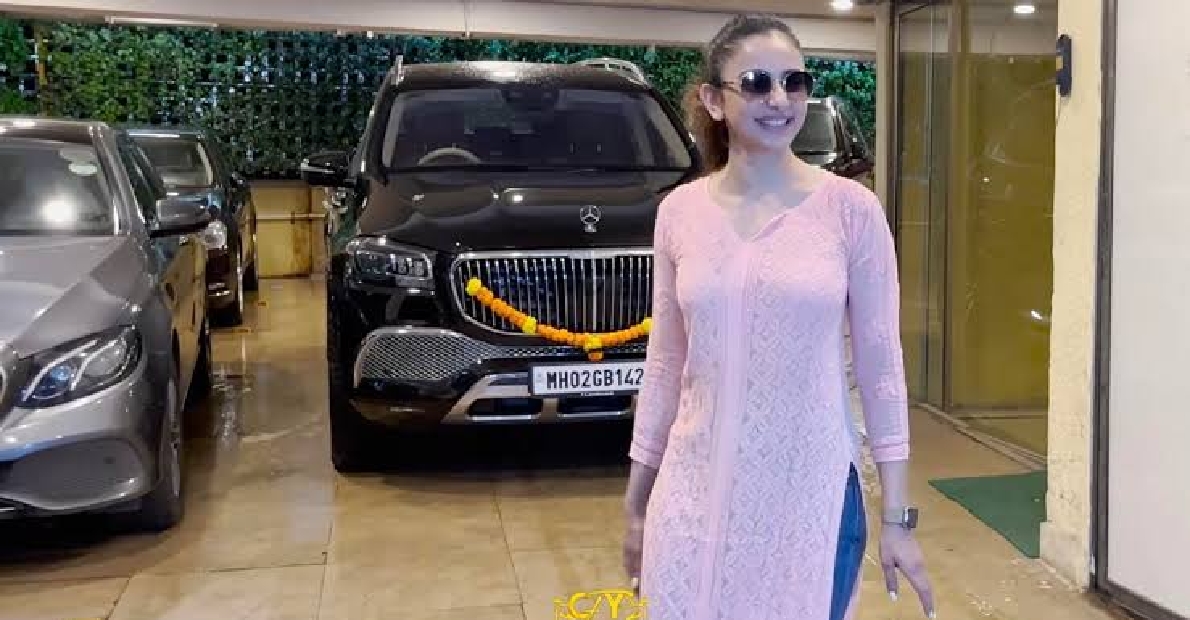 unbeknownst-to-the-lover-rakul-is-secretly-dating-that-kollywood-hero-and-thats-why-the-expensive-car-gift