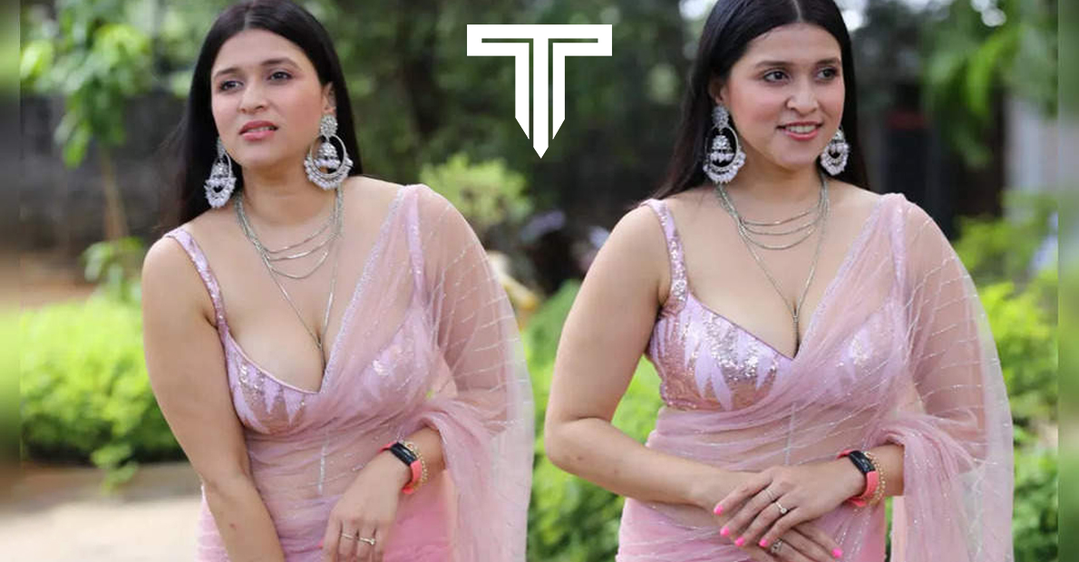 director-ravi-kumars-sensational-comments-on-kissing-mannara-chopra